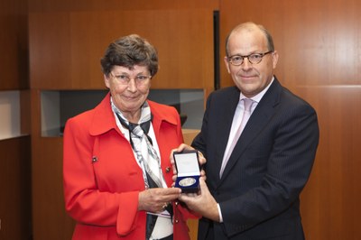 Erepenning van de KNMP voor Annette Bierman