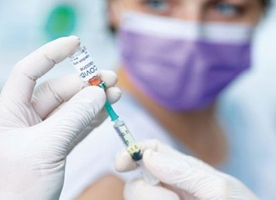 Bijna 700 meldingen van overlijden na coronavaccinatie