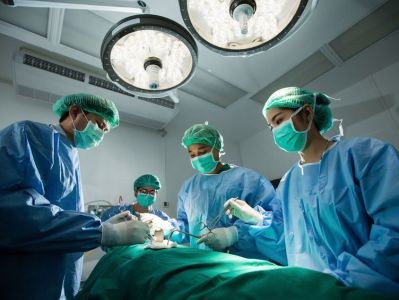 Aantal behandelingen ziekenhuizen weer op niveau