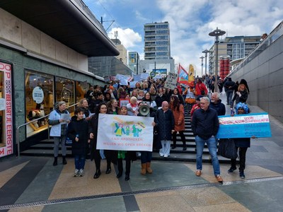 Apothekersassistenten lopen met spandoeken door Rotterdam